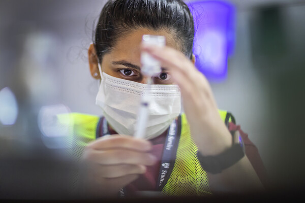 worker at penn vaccine clinic